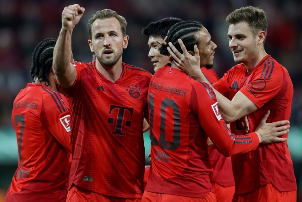 Les joueurs du Bayern Munich célèbrent leur troisième but à Augsbourg. AFP