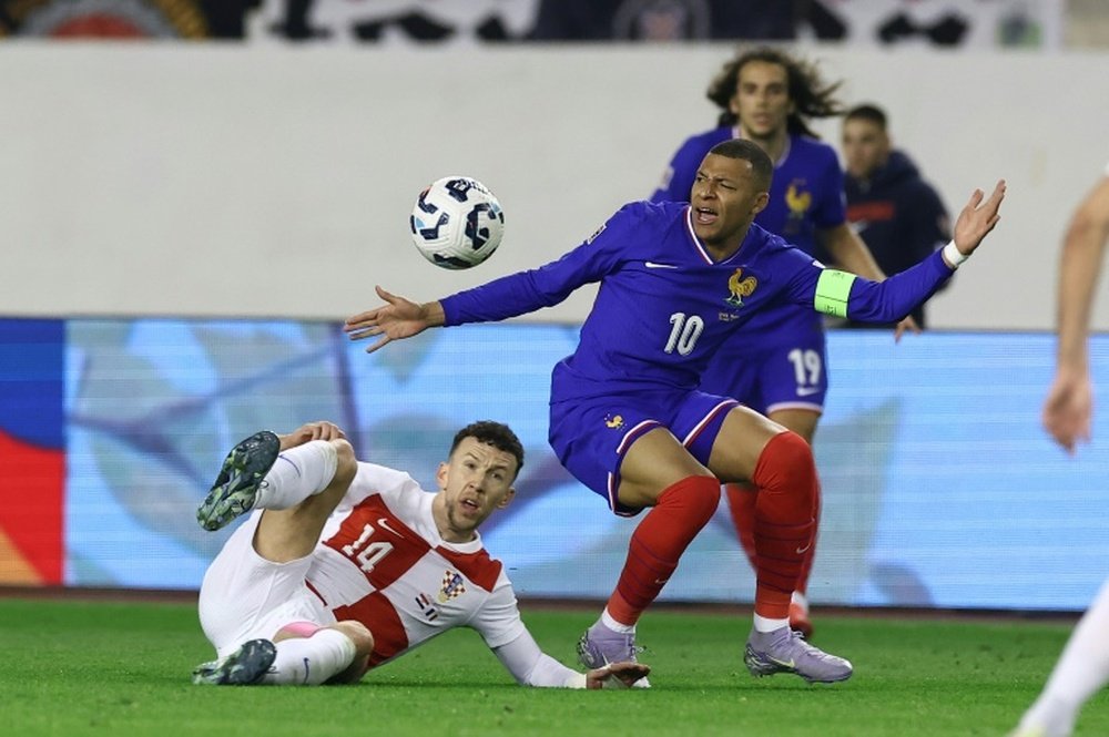 Kylian Mbappé (D) au duel avec le Croate Ivan Perisic. AFP