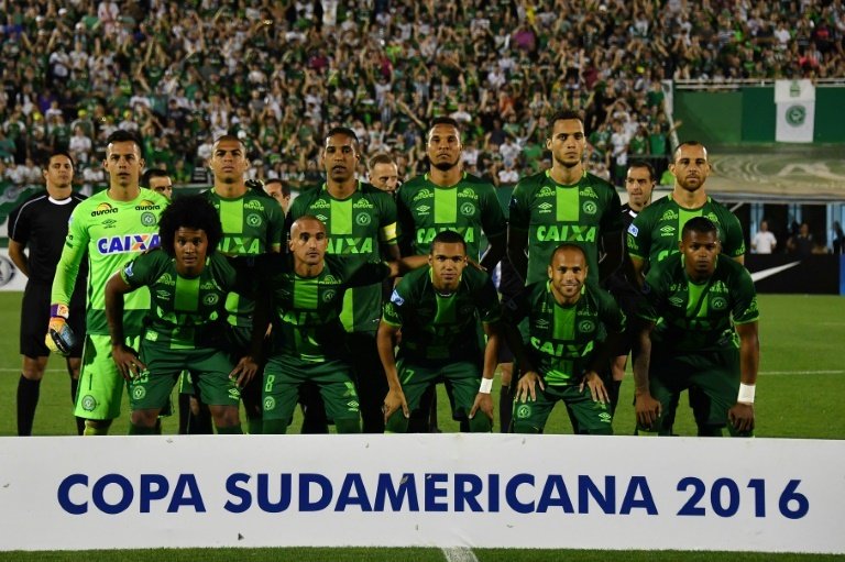 Les joueurs de léquipe brésilienne de football Chapecoense posent pour une photo lors de la demi-finale de la Coupe sud-américaine contre lArgentine, le 23 novembre 2016 à Chapeco, au Brésil