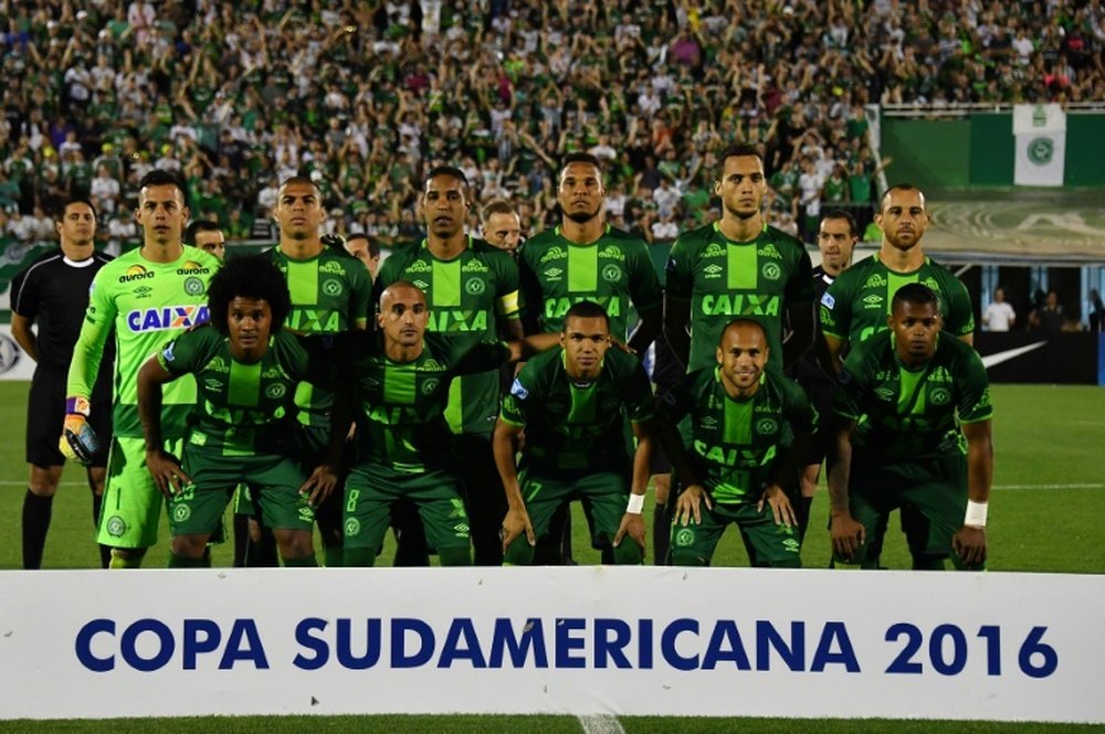 Les joueurs de léquipe brésilienne de football Chapecoense posent pour une photo lors de la demi-finale de la Coupe sud-américaine contre lArgentine, le 23 novembre 2016 à Chapeco, au Brésil