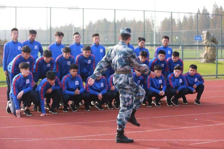 Boule à zéro et ballon rond : le foot chinois part à l'armée