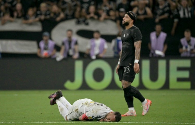 Le premier "classico alvinegro" de Sao Paulo entre Santos et les Corinthians depuis le retour de Neymar a tourné mercredi en la faveur des seconds (2-1), portés par une autre ancienne gloire du football européen, Memphis Depay.