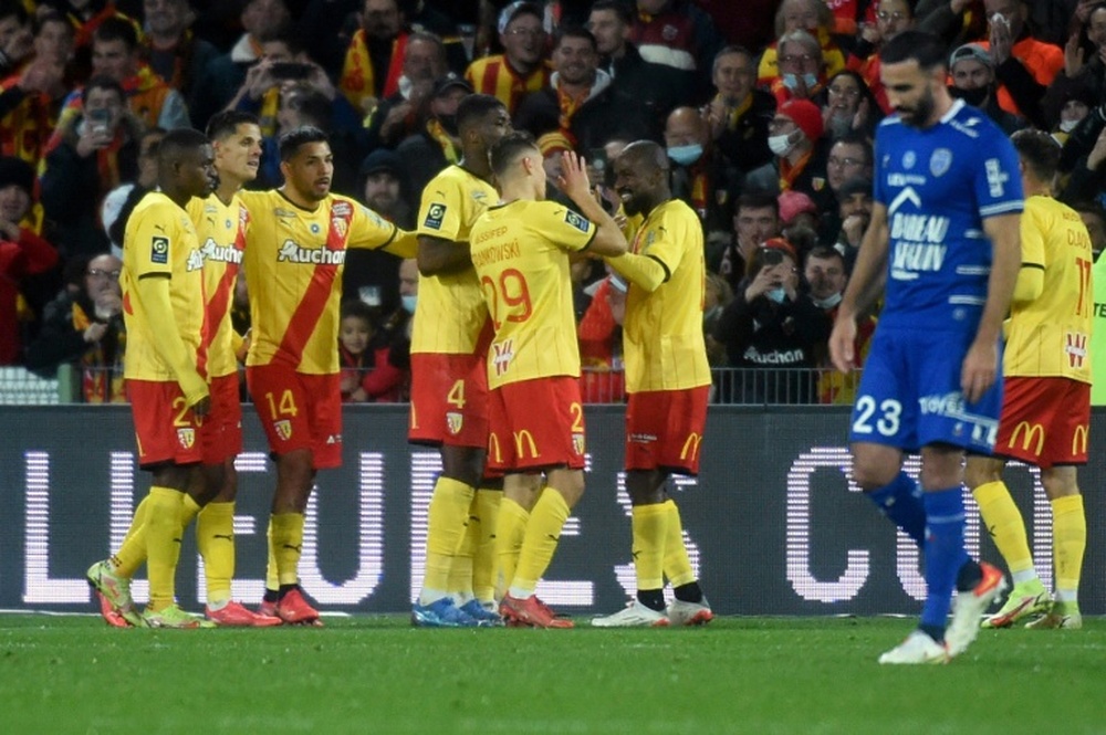 Duel d'ambitieux Lens-Angers, le sursaut vert à l'épreuve du PSG. AFP