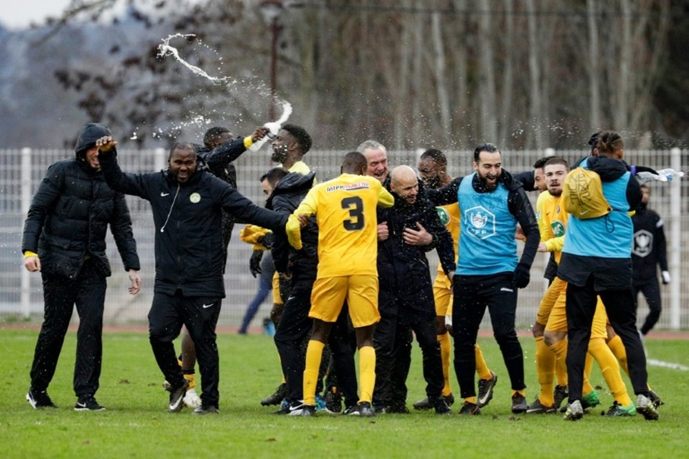Staff et joueurs de Viry-Châtillon explosent de joie après avoir éliminé le SCO Angers. AFP