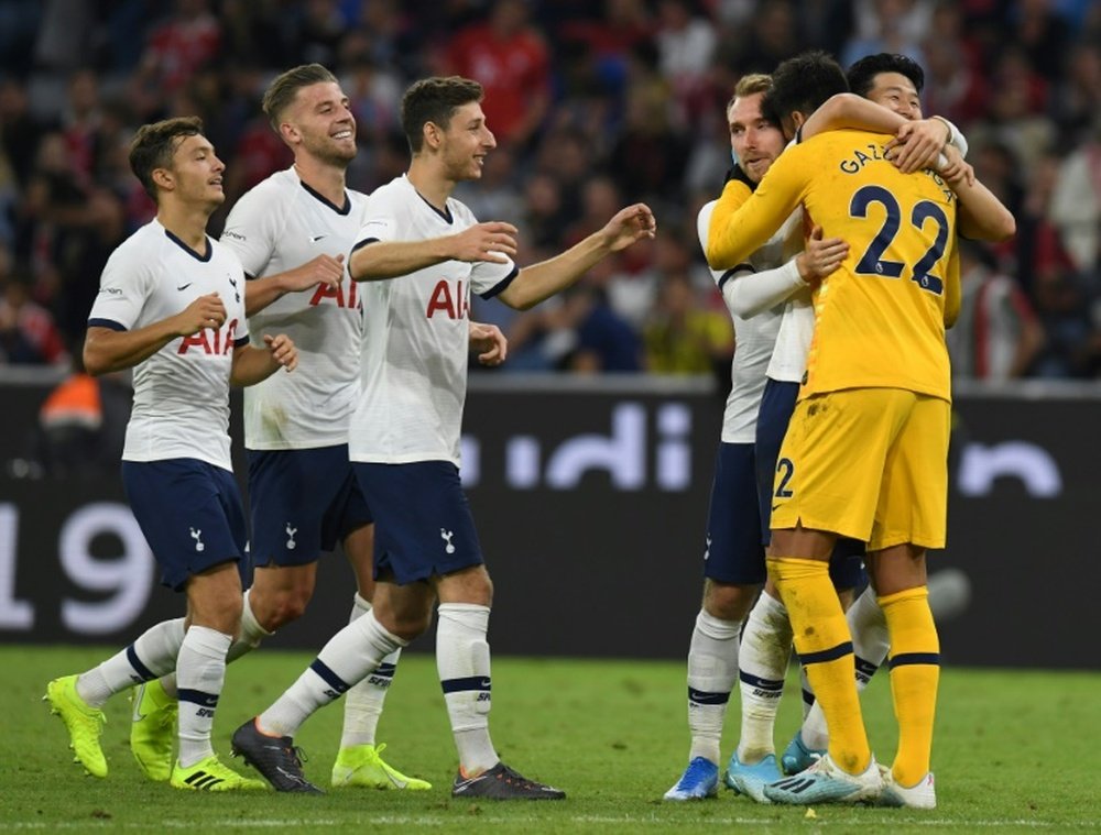 Les joueurs de Tottenham félicitent leur gardien de but argentin Paulo Gazzaniga. AFP