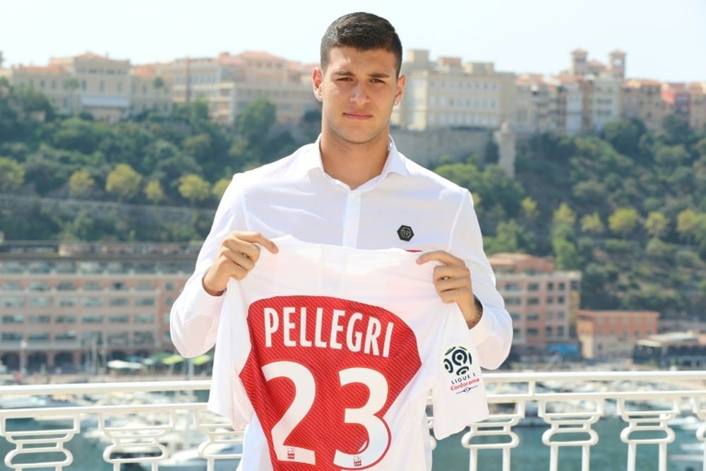 Le nouvel attaquant de Monaco l'Italien Pietro Pellegri lors de sa présentation. AFP