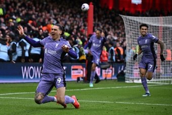Le leader Liverpool a fait fonctionner sa machine à miracles à Nottingham Forest (1-0) avec Darwin Nunez en sauveur, samedi durant une 27e journée où Chelsea a lutté pour éviter la défaite à Brentford (2-2).