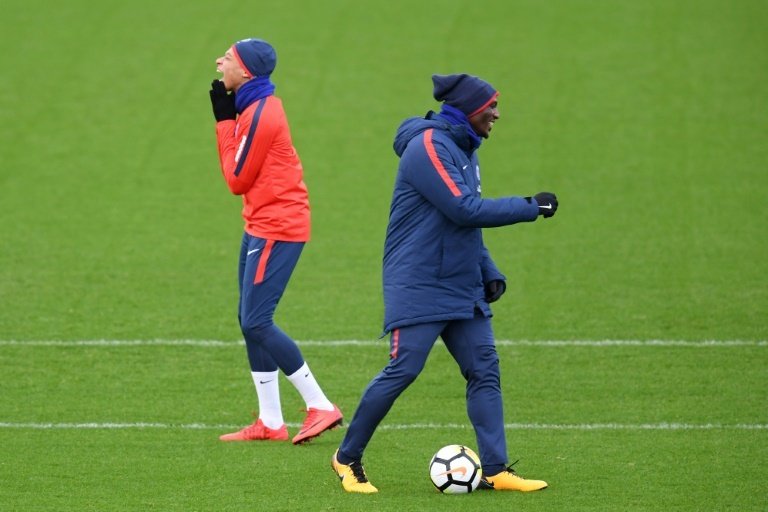 Zoumana Camara (à droite) avec Kylian Mbappé lors dune séance dentraînement du PSG. AFP