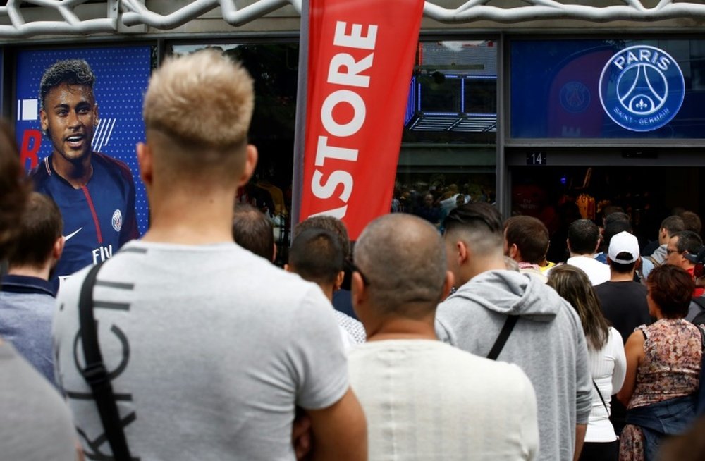 Des centaines de fans en attente devant la boutique du PSG sur les Champ-Elysées. AFP