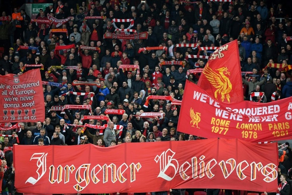 Des supporteurs de Liverpool et de Jürgen Klopp, avant le match contre Porto. AFP