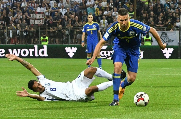 Vedad Ibisevic, avec la Bosnie Herzégovine, déborde le Grec Zeka, en match de qualification. AFP