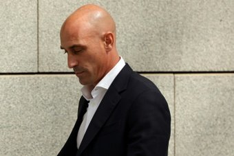 Le parquet a requis mercredi deux ans et demi de prison à l'encontre de l'ex-patron du football espagnol Luis Rubiales dans l'affaire du baiser forcé à la joueuse Jenni Hermoso, selon ses réquisitions consultées par l'AFP.