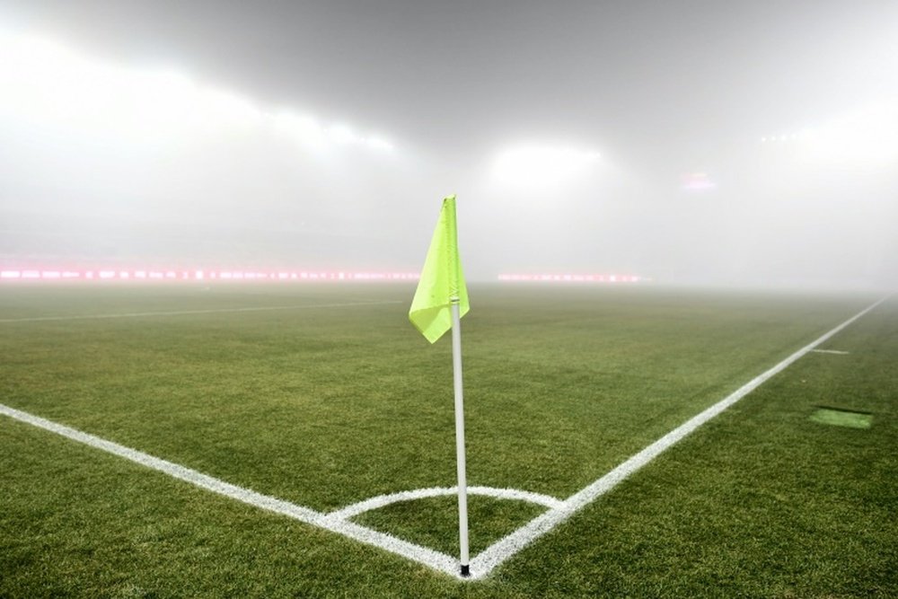 Un brouillard à couper au couteau, digne de Jack l'Eventreur à empeché la tenue du match. AFP
