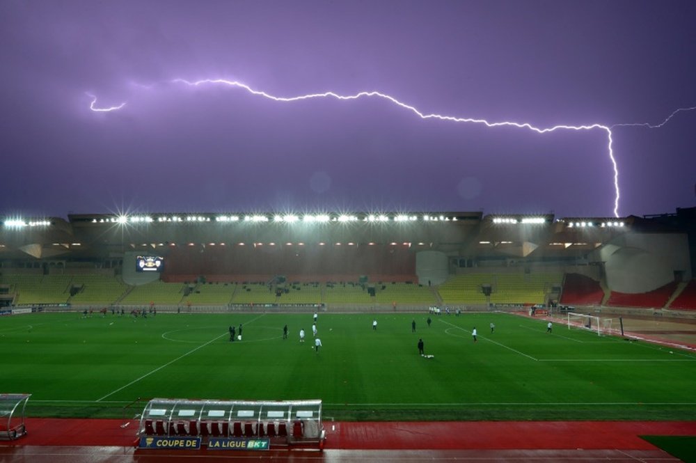 Orage et pluie au dessus du Stade Louis II à Monaco. AFP