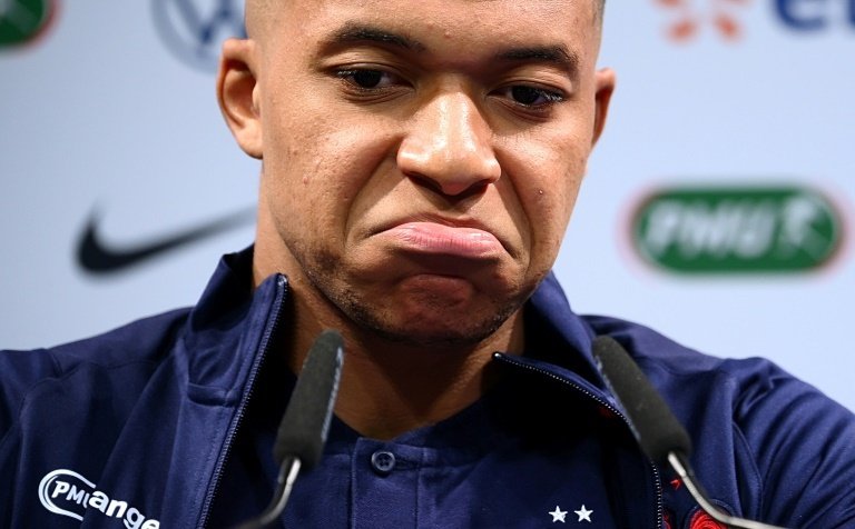 Mbappé offensif face aux médias, entre tacles et reprises de volée