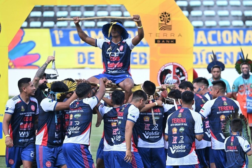 Des footballeurs du peuple Terena au stade Bezerrao de Brasilia. AFP