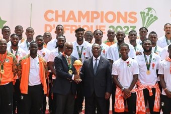 La sélection ivoirienne de football, devenue championne d'Afrique pour la troisième fois de son histoire dimanche, à domicile, a été décorée et primée mardi lors d'une cérémonie à la présidence à Abidjan.
