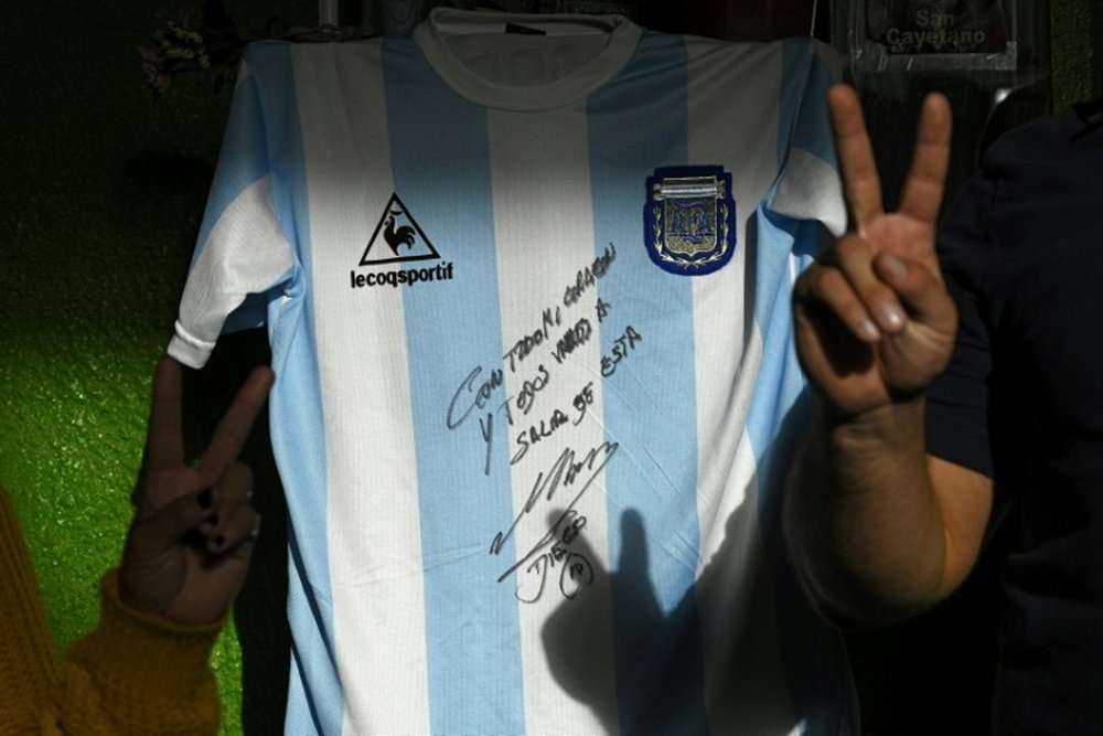 Un maillot de Maradona pour aider des pauvres de Buenos Aires. AFP