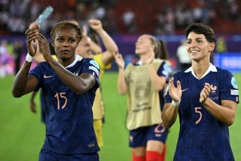 L'attaquante Kelly Gago et la défenseuse Elisa De Almeida célèbrent la victoire. AFP
