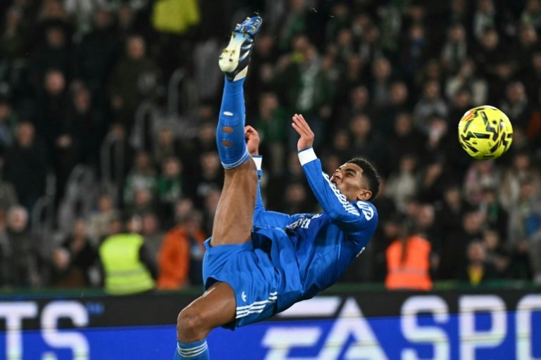 Le Real Madrid évite la crise à Elche mais récupère son trône
