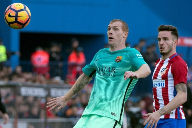Jérémy Mathieu contre l'Atlético Madrid lors du choc de Liga disputé à Vicente Calderon. AFP