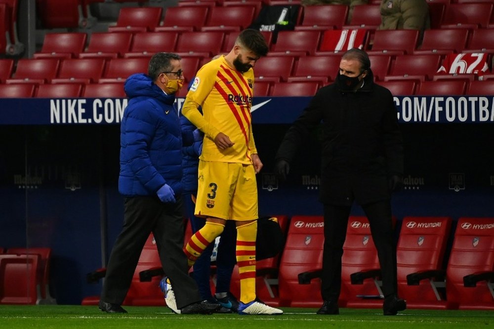 FC Barcelone: Piqué souffre d'une entorse du genou droit. AFP