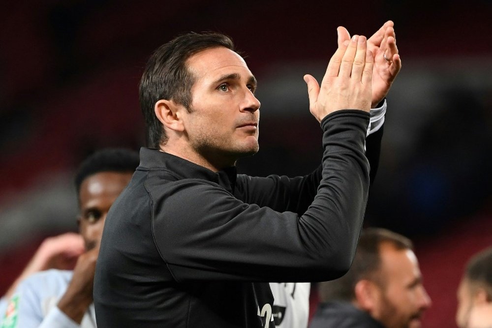 Frank Lampard applaudit les supporters lors du match face à Manchester United à Old Trafford. AFP