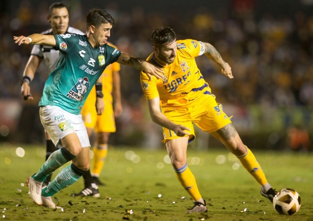 Andre-Pierre Gignac (d) des Tigres de Monterrey contre Leon. AFP