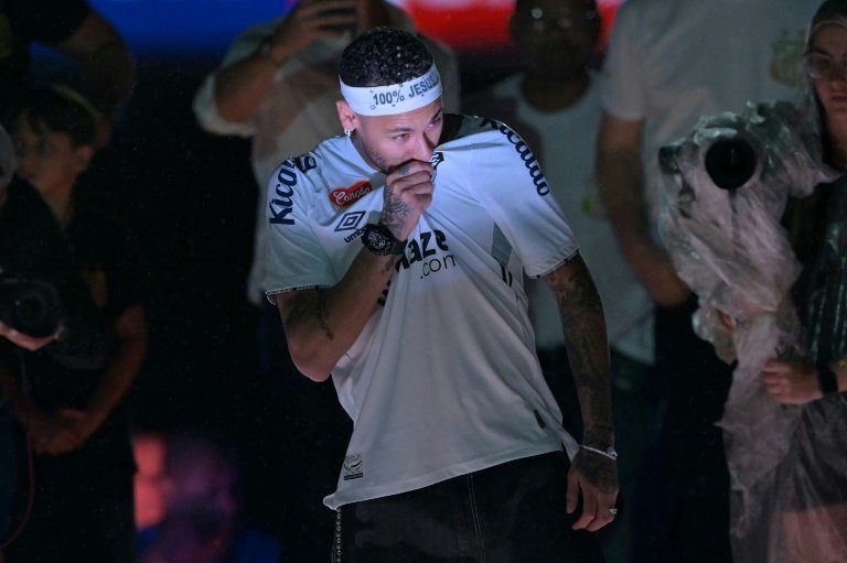 Neymar retrouve les supporteurs du Santos, le 