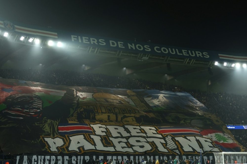 Les politiques français ont sévèrement critiqué le tifo des ultras du PSG. AFP