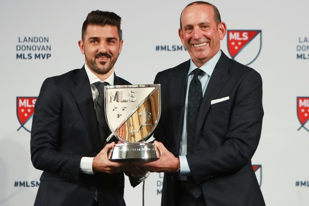 Le patron de la MLS, Don Garber et l'attaquant espagnol David Villa. AFP