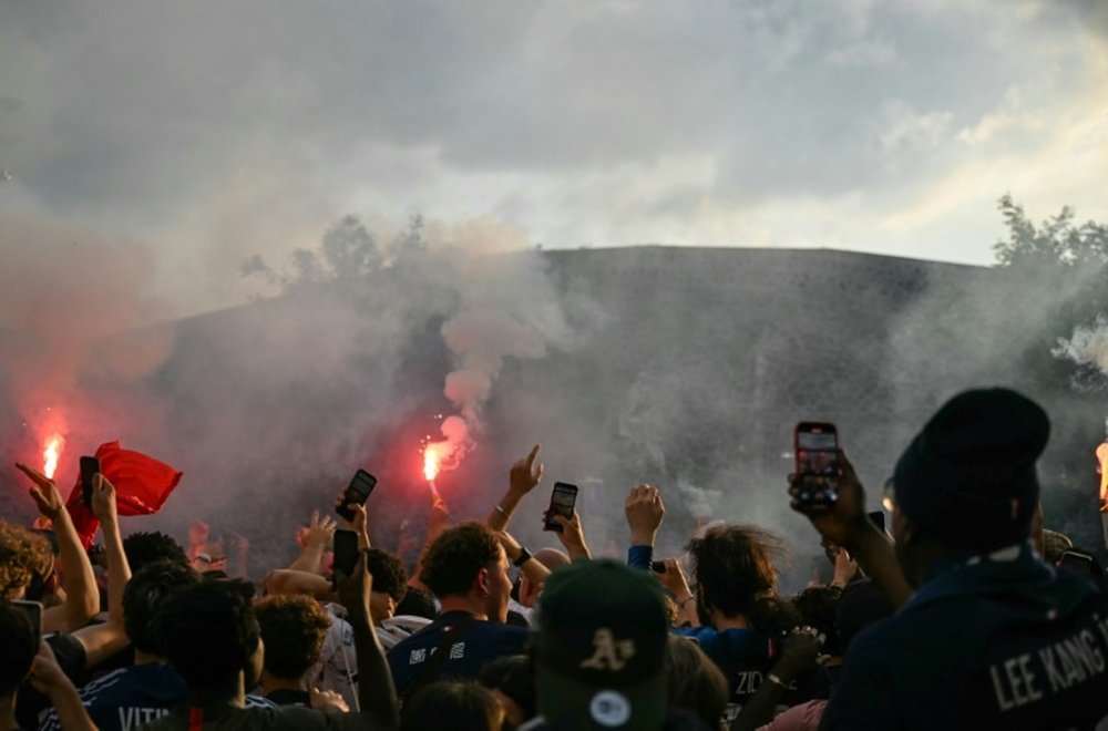 Des supporters du Paris Saint-Germain se rassemblent devant le Parc des Princes. AFP