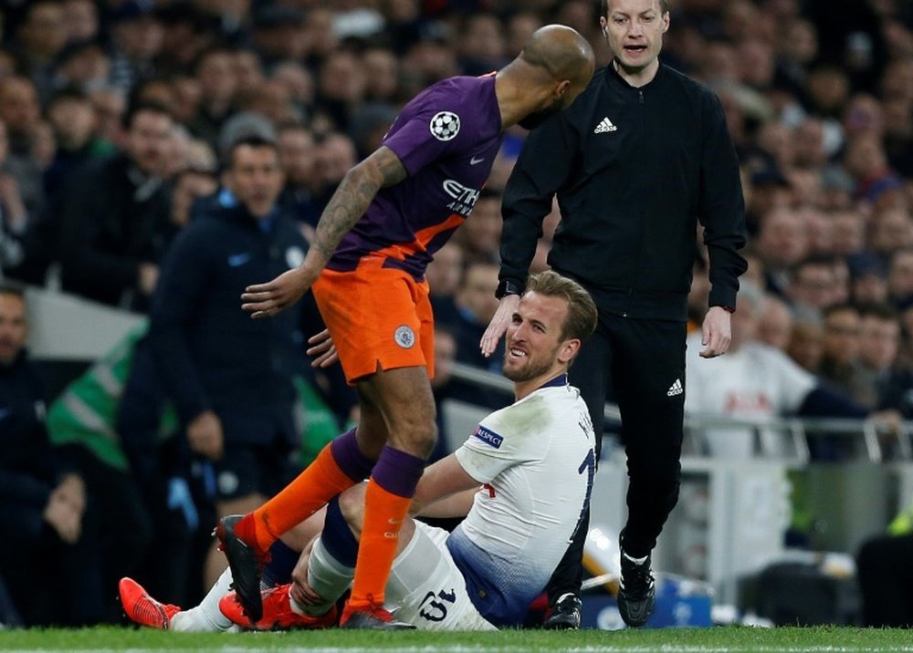 Kane blessé lors dun choc avec le défenseur de Manchester City Fabian Delph. AFP