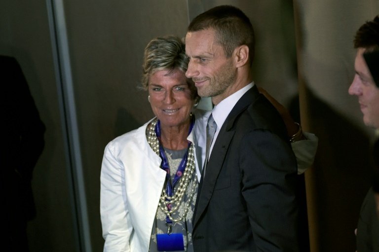 Aleksander Ceferin, le nouveau président de l'UEFA, à Athènes avec Evelina Christillin. AFP