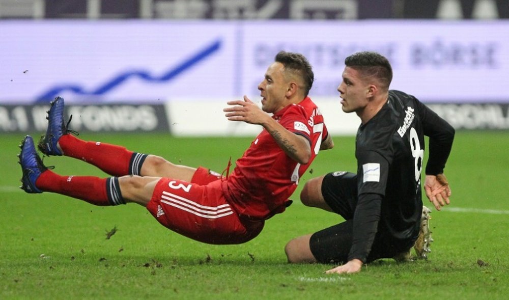 Rafinha (g) à la lutte avec lattaquant de Francfort Luka Jovic. AFP