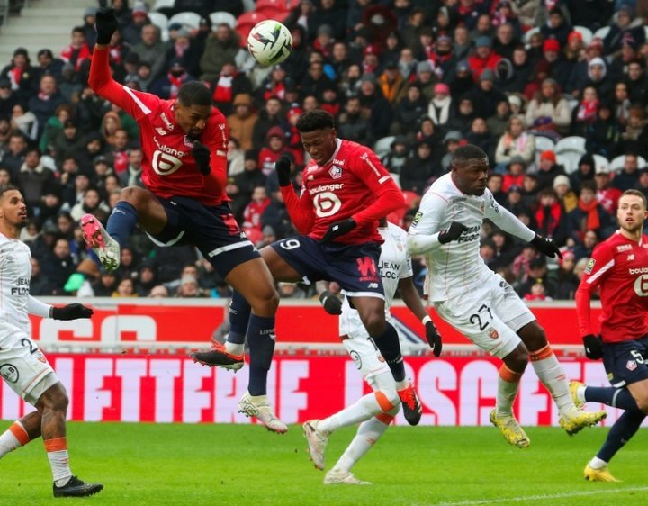 Lille domine Lorient (3-0) et fond sur le podium