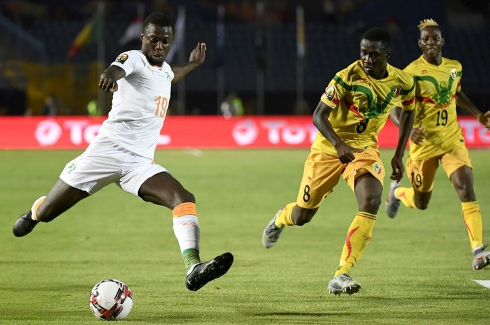 Nicolas Pépé (g) lors dun match contre le Mali. AFP