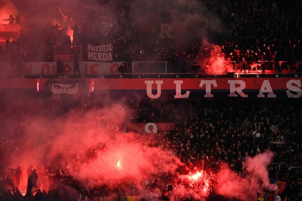Les supporters du PSG encouragent leur équipe lors du classique de Ligue 1 contre l'OM. AFP