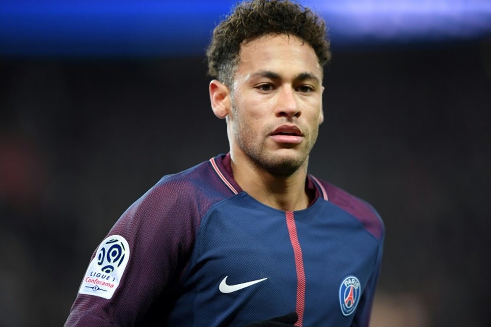 Neymar a suivi son équipe depuis le Brésil. AFP