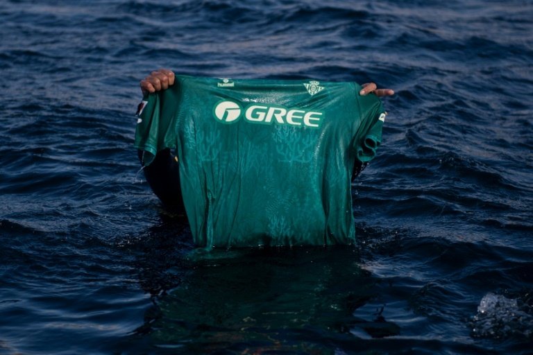 Le Betis Séville présente un maillot fabriqué à base d'algue. AFP