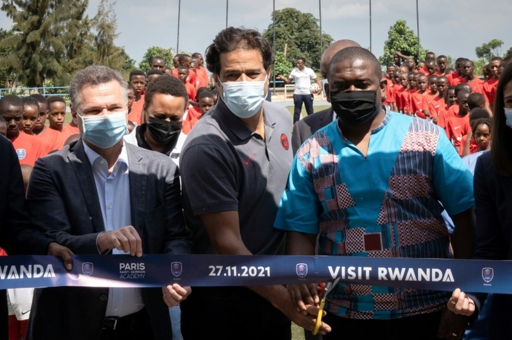 L'ancien joueur brésilien du PSG Rai inaugure l'école de foot de Huye, au Rwanda. AFP