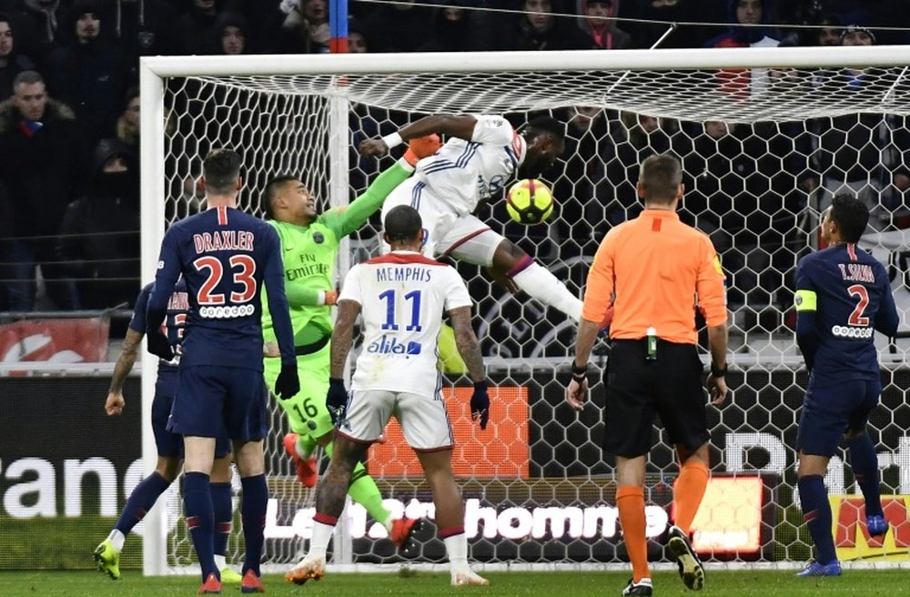 Moussa Dembélé égalise de la tête face au PSG. AFP