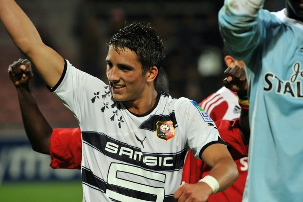 Anthony Knockaert, alors attaquant à Guingamp, salue les supporteurs à la fin d'un match. AFP
