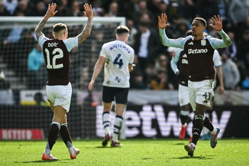 Les joueurs d'Aston Villa Ramsey (D) et Digne (G) fêtent un but. AFP