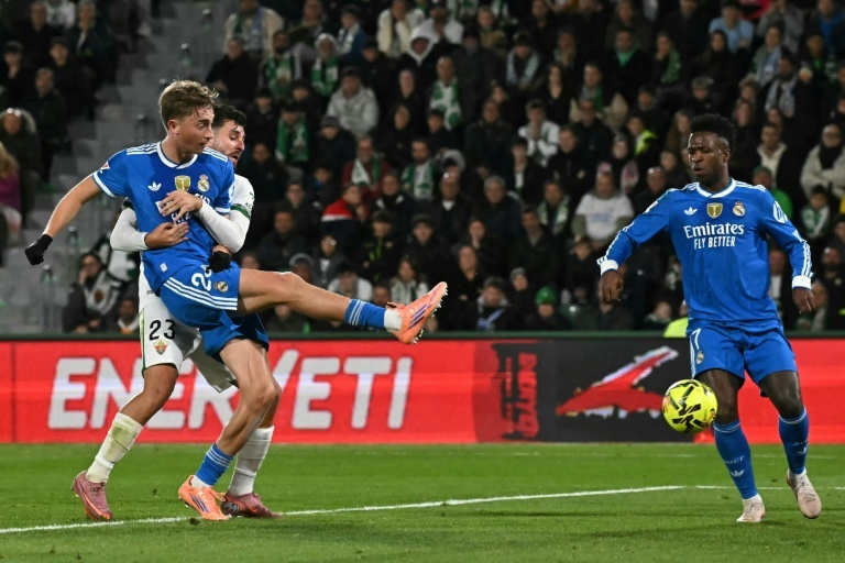 Le Real Madrid évite la crise à Elche mais récupère son trône