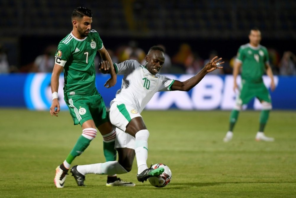 Riyad Mahrez (g) à la lutte avec celui du Sénégal lors de la CAN-2019. AFP