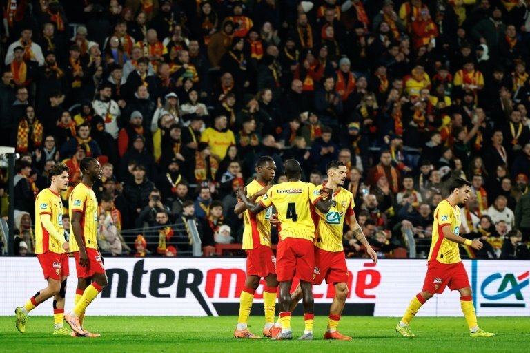 Premier de Ligue 1, Lens n'a eu aucun mal à se défaire de Feignies-Aulnoye (3-1), club de National 2, vendredi soir dans son stade Bollaert, pour rejoindre les 16e de finale de la Coupe de France.
