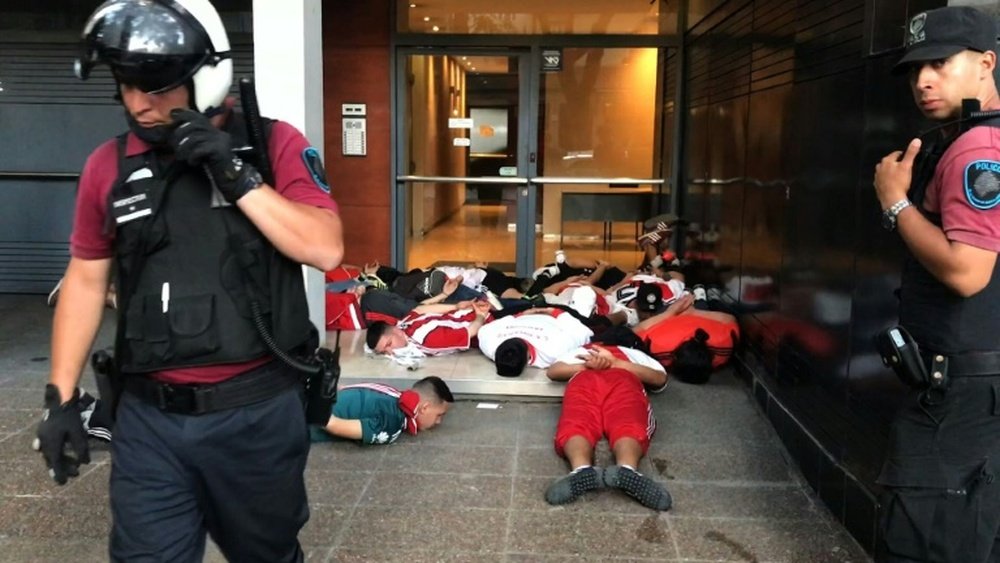 Des supporters de River Plate maîtrisés par la police. AFP