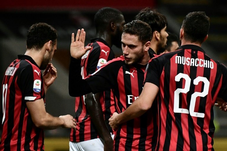 Les joueurs de Milan en liesse lors du but contre son camp du joueur de Sassuolo Lirola. AFP