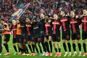 Vainqueur une nouvelle fois à l'arraché contre Hoffenheim (2-1) samedi, le Bayer Leverkusen a fait un pas quasiment décisif vers un premier titre de champion d'Allemagne, profitant de la défaite du Bayern Munich contre le Borussia Dortmund.